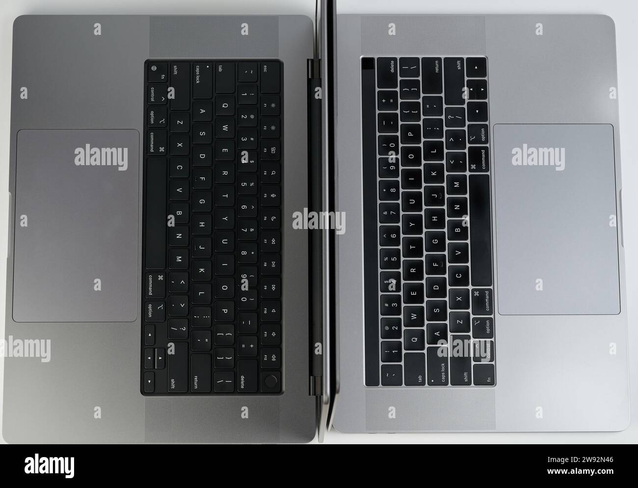 New York, USA - 22. Dezember 2023: Anderes Design des macbook Pro Laptops in Graufarbe über der Ansicht von oben Stockfoto
