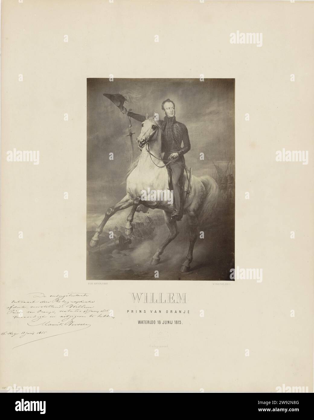 Zaumporträt von Willem II., König der Niederlande, Maurits Verveer, nach Nicaise de Keyser, 1865 Fotografie Reiterporträt von Willem II Sein Hut in seiner rechten Hand. Im Hintergrund die Schlacht von Waterloo am 18. Juni 1815. Am unteren Rand sein Name, sein Titel und der Name und das Datum der Schlacht. Die Haager Pappe. Papier. Albumendruck mit Fotounterstützung Stockfoto