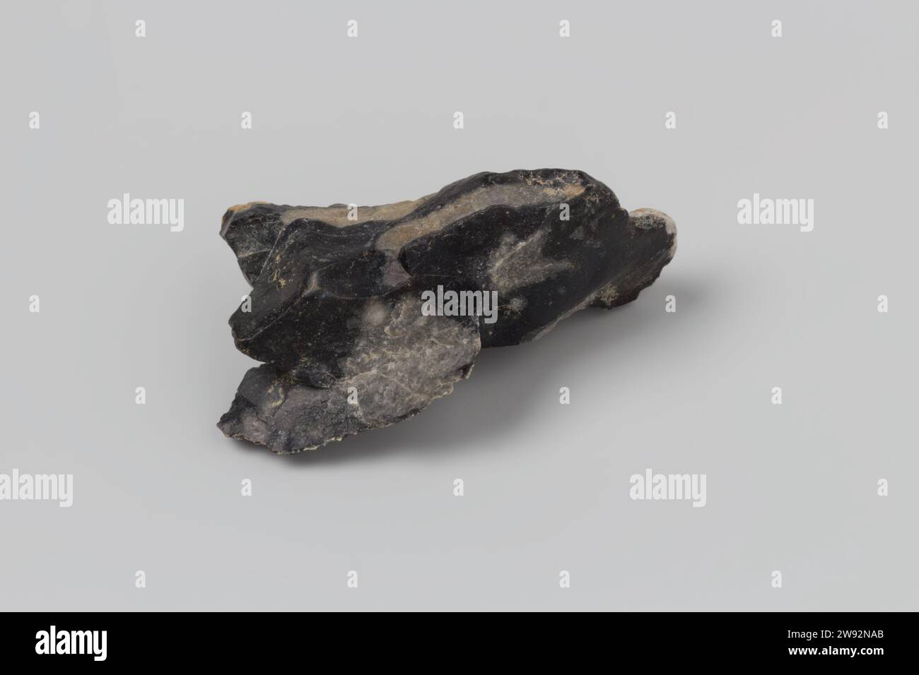 Flint aus dem Wrack von Vliegend Hart, 1730 - 1735 Flint, Witig von außen, wo der Stein glänzend schwarz gespalten ist. Feuerstein. . Stockfoto