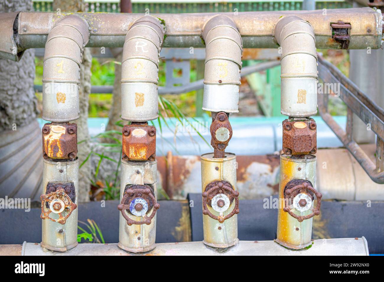 4 alte und rostige Armaturen in einer Chemiefabrik. Stockfoto