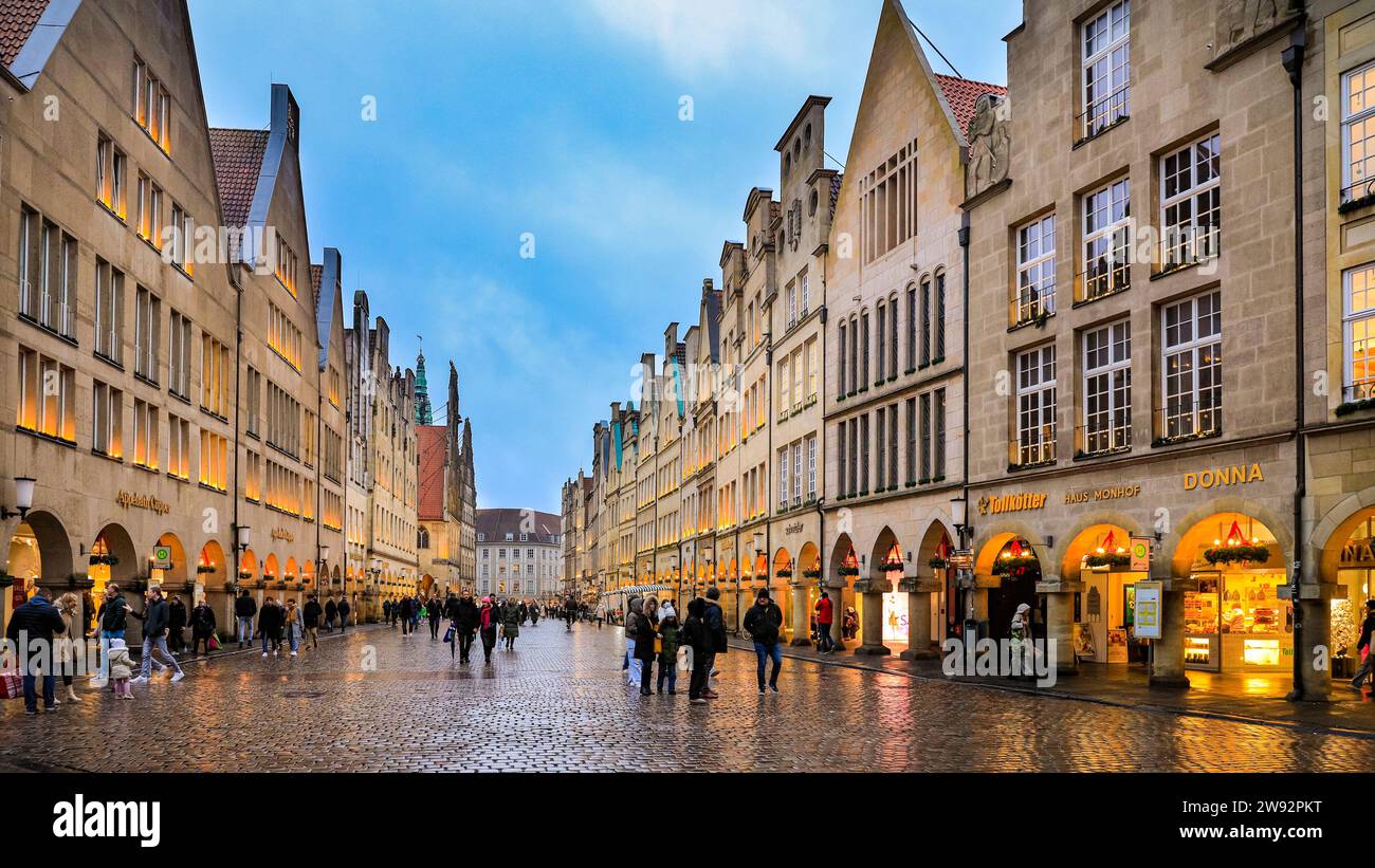 Münster, NRW, Deutschland. Dezember 2023. Weihnachtseinkäufer und