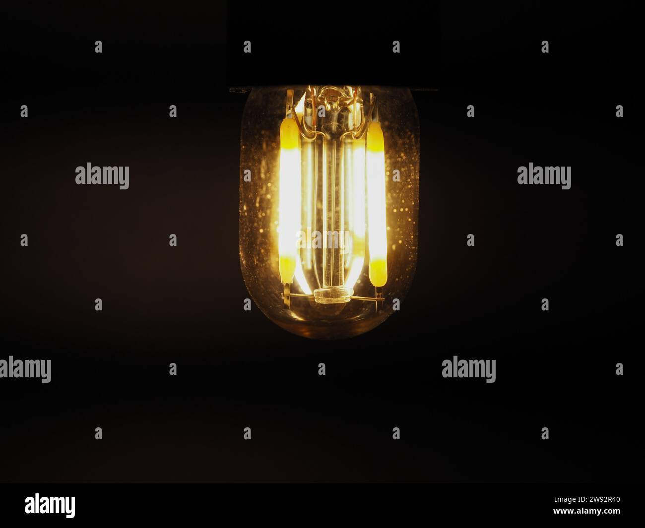 Helle LED-Glühlampe über dunklem Hintergrund Stockfoto