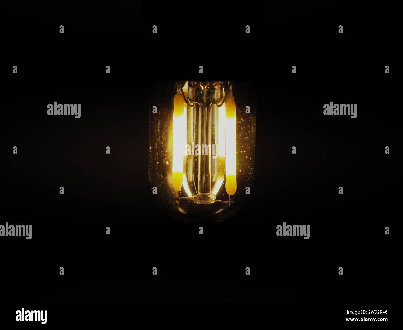 Helle LED-Glühlampe über dunklem Hintergrund Stockfoto