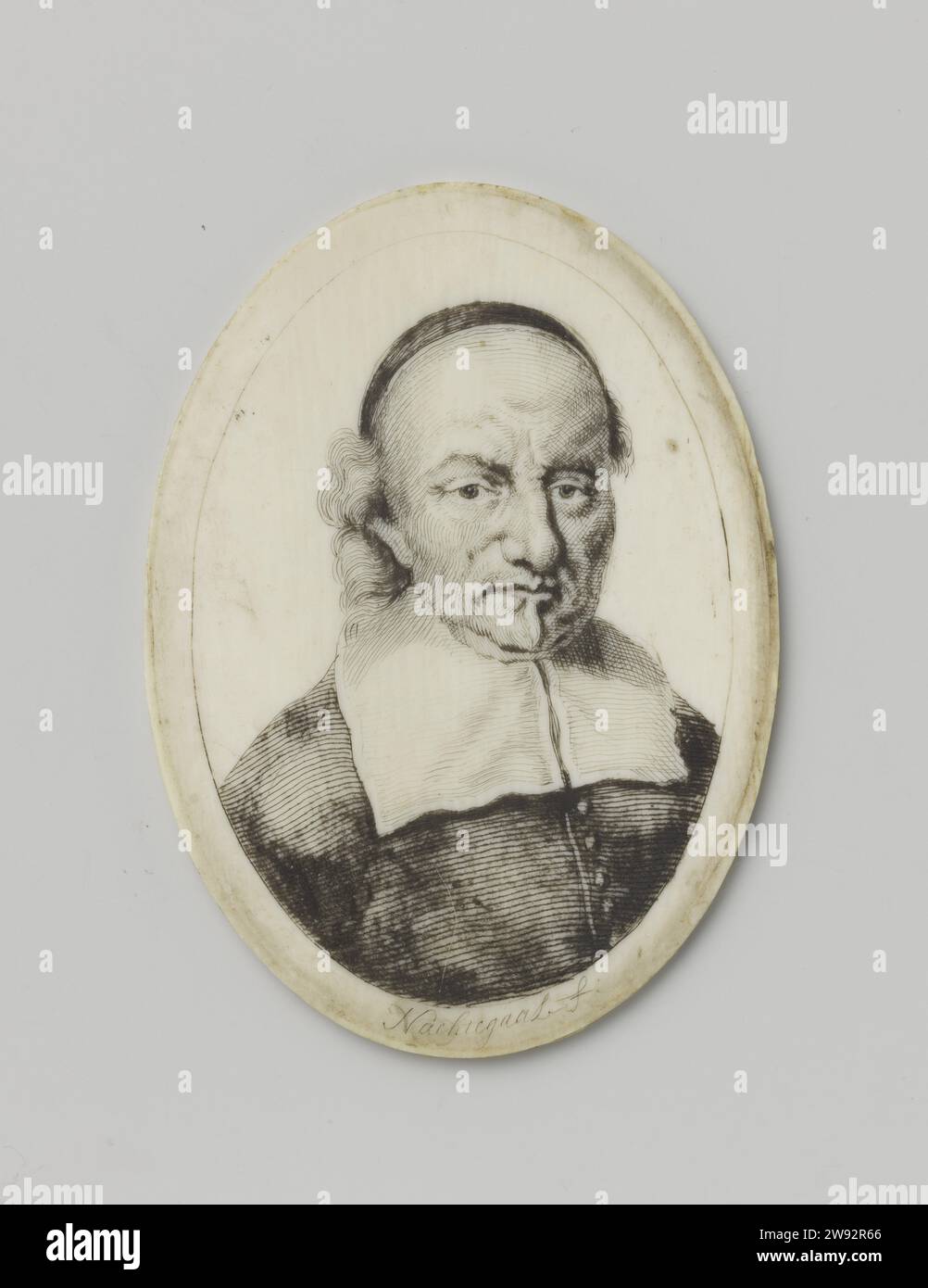 Porträt von Joost van den Vondel (1587–1679) auf Elfenbein, Clemens Nachtegaal, 1600–1699 Miniatur Oval dünne Scheibe Elfenbein, auf der in Stift die Büste eines Mannes gezeichnet. Signiert unter der Zeichnung „Nachtegaal F“ und auf der Rückseite mit „Nachtegaal Fecit“. Das Porträt ist das eines alten Mannes mit einem Kalot und einem quadratischen Kragen. Dieses Porträt war ursprünglich in einer Doppelliste mit dem von Const. Huijgens. (NG-KOG-1525-B). Ovales Elfenbeinporträt, Liste fehlt, Stift auf Elfenbein. Älterer Mann mit kurzen Haaren, Schlucken und Kalot, breiter flacher Kragen, schwarzes Hemd, etwas gewohnt nach rechts. Niederlande Elfenbein Niederlande Stockfoto