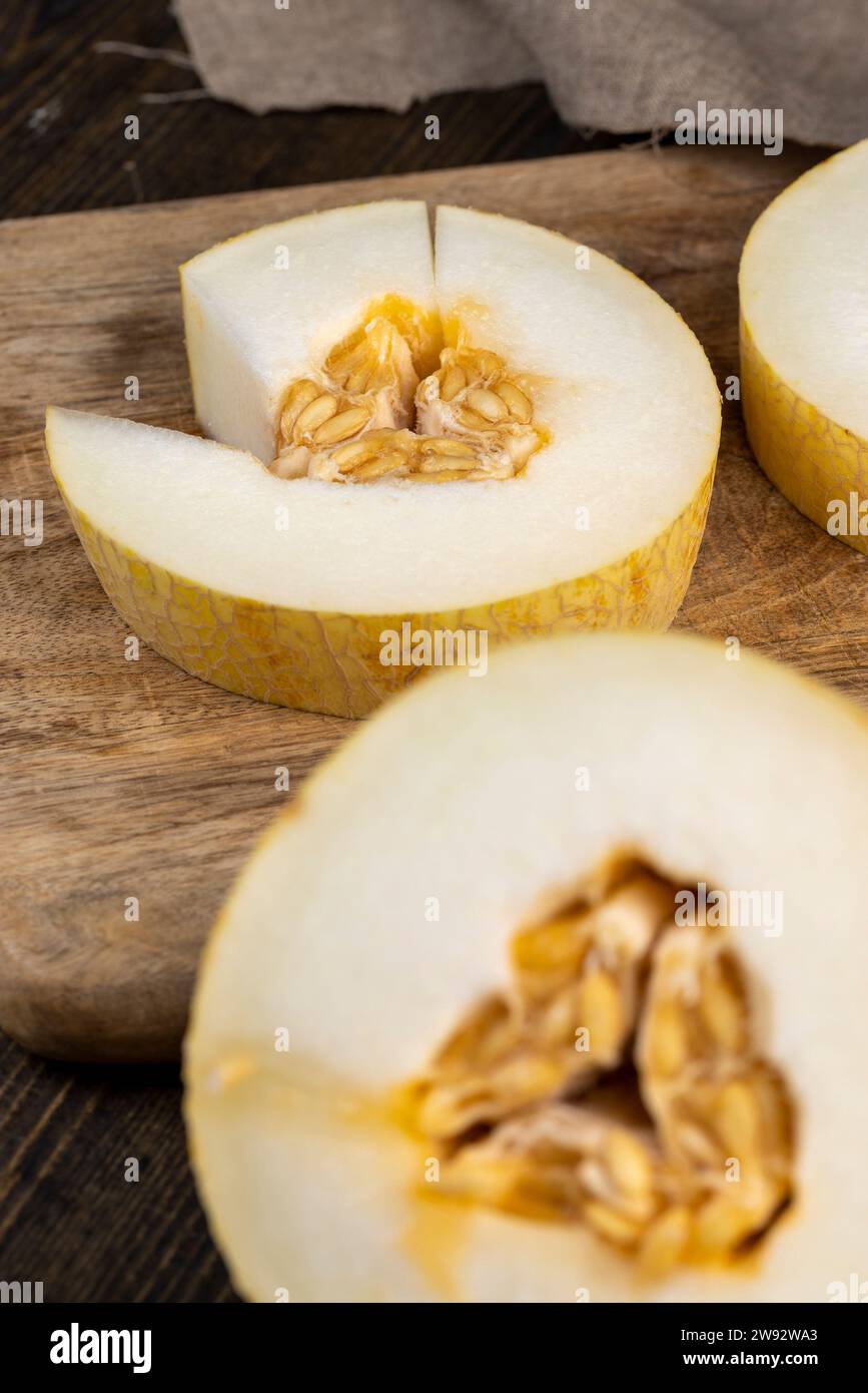 In Scheiben geschnittene süße, hellgelbe Melone, kochen mit goldener Melone in Nahaufnahme Stockfoto