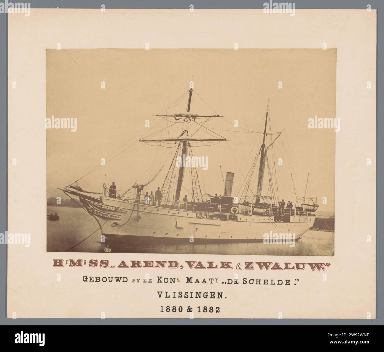 Triple Compound Machine von HM SS Valk, Koninklijke Maatschappij de Schelde, 1880 Foto eines Dampfschiffes, mit Unterschrift, Name der Maschine in rot/gelb, Rest in schwarz. Inschrift; o.: „Hergestellt von der Königlichen Partnerschaft „de Schelde“. Papier wird gespült. Pappspülung Stockfoto