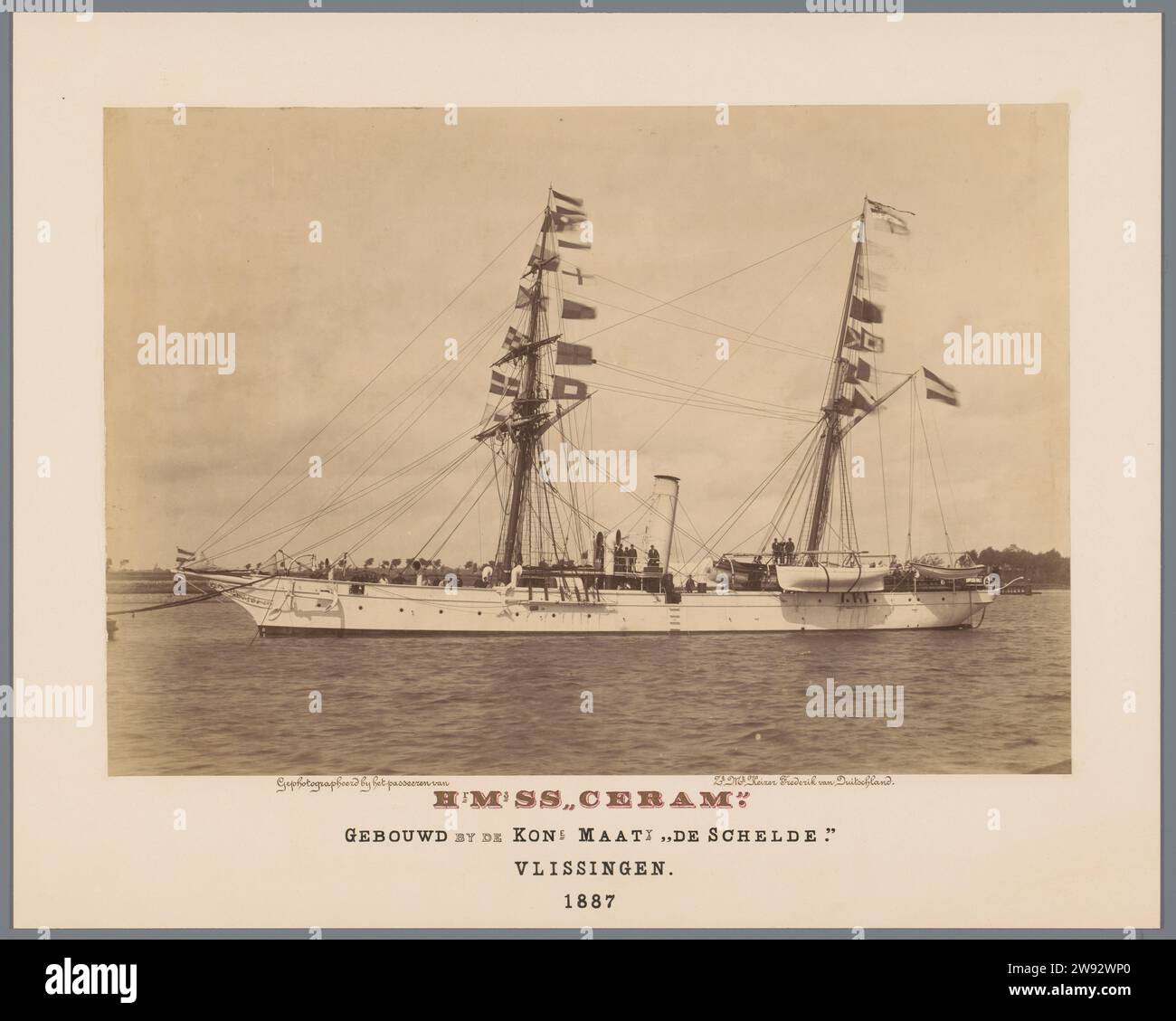 Triple Compound Machine von HRMS SS Ceram, Koninklijke Maatschappij de Schelde, 1887 Foto eines Dampfschiffes, mit Unterschrift, Name der Maschine in rot/gelb, Rest in schwarz. Inschrift; o.: „Hergestellt von der Königlichen Partnerschaft „de Schelde“. Papier wird gespült. Pappspülung Stockfoto