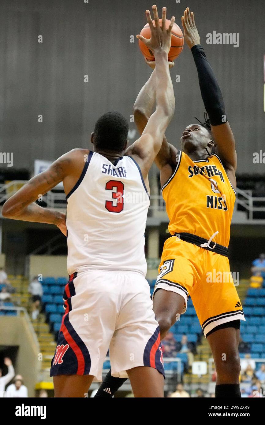 Southern Mississippi forward Victor Iwuakor (0) shoots over Mississippi forward Jamarion Sharp (3) during the second half of an NCAA college basketball game, Saturday, Dec. 23, 2023, in Biloxi, Miss. (AP Photo/Rogelio V. Solis) Stockfoto