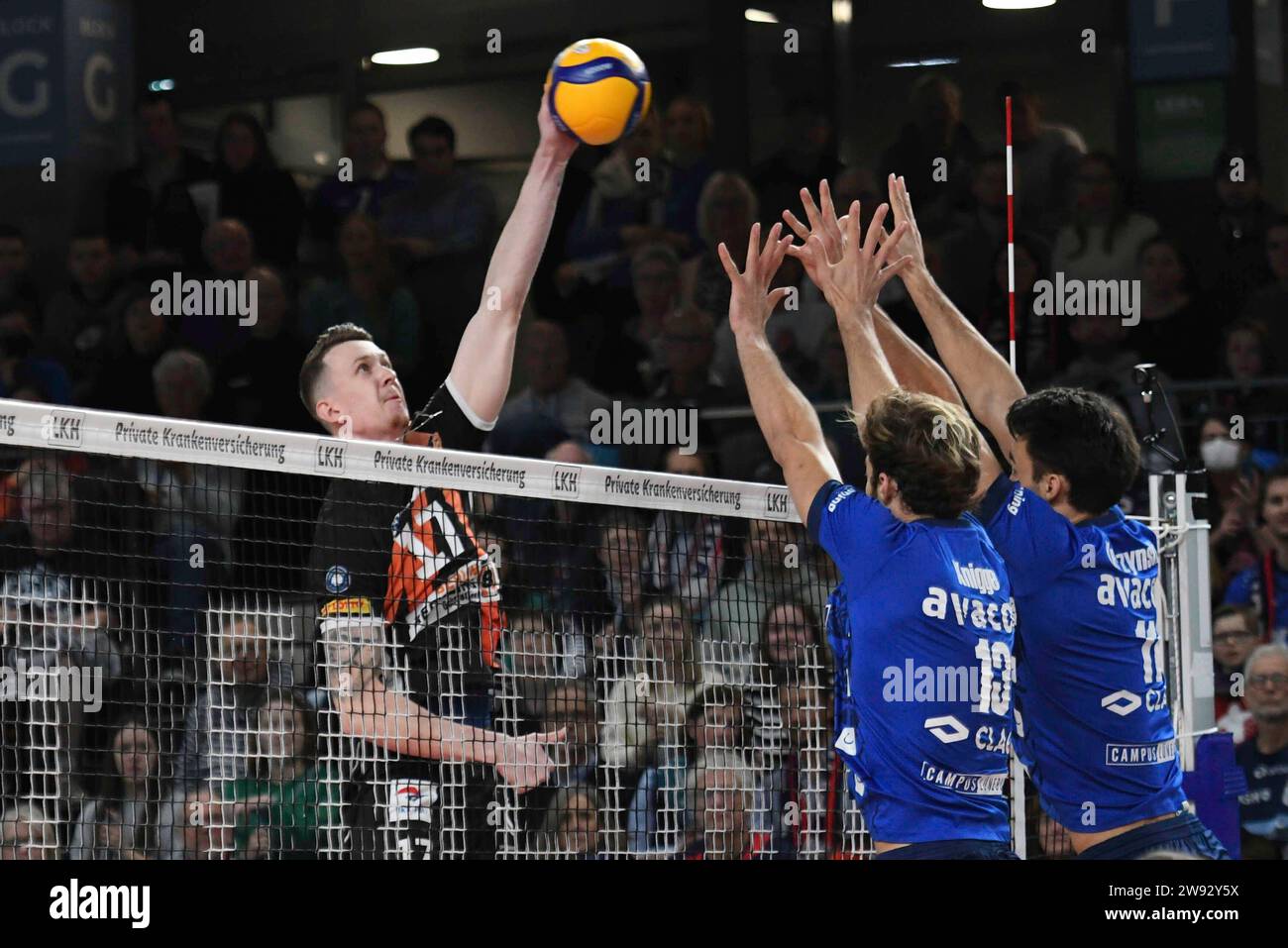 23.12.2023, LKH Arena, Lüneburg, GER; 1. VBL, SVG Lüneburg vs Berlin Recycling Volleys, im Bild Matthew Lambert Knigge (Lüneburg #13) und Xander Wolf Wassenaar Ketrzynski (Lüneburg #11) versuchen sich gegen Marek Sotola (Berlin #17) durchsetzen Foto ? Nordphoto GmbH/Witke Stockfoto