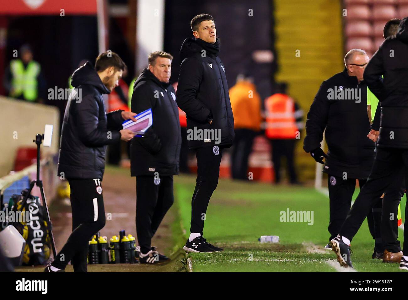 Alex Revell, Trainer von Stevenage während des Spiels Barnsley gegen Stevenage in Oakwell, Barnsley, Großbritannien, 23. Dezember 2023 (Foto: Ryan Crockett/News Images) Stockfoto