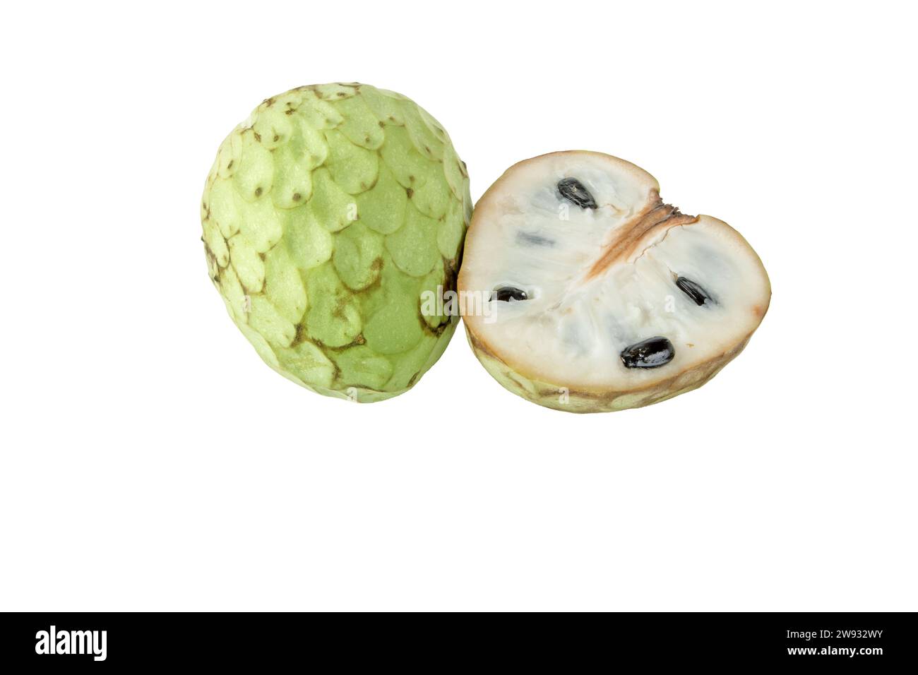 Chirimoya oder Cherimoya ganze und halbgeschnittene Früchte, isoliert auf weiß. Annona Cherimola oder Pudding Apfel. Stockfoto
