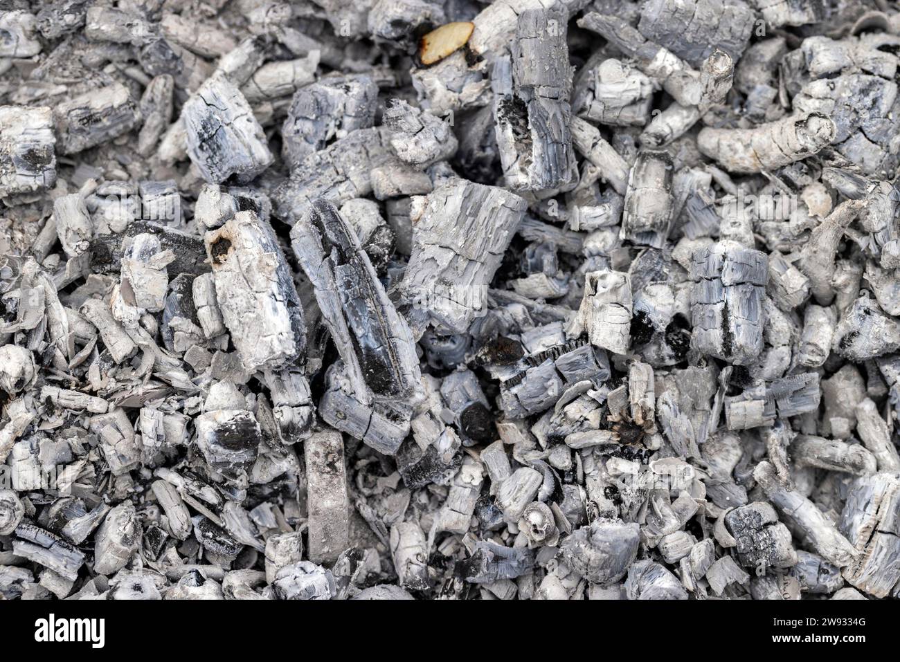Asche und Kohlen im Feuer beim Kochen von Speisen, ein sterbendes Feuer zum Kochen von Fleisch auf Kohlen Stockfoto