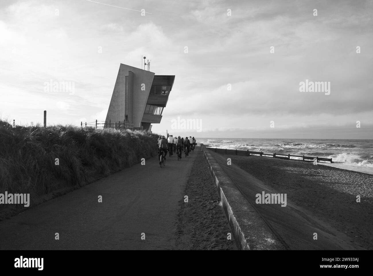 Eine Gruppe von Radfahrern läuft entlang der Außenpromenade, vorbei am Rossall Point Aussichtsturm, Fleetwood, Lancashire, Großbritannien, Europa Stockfoto