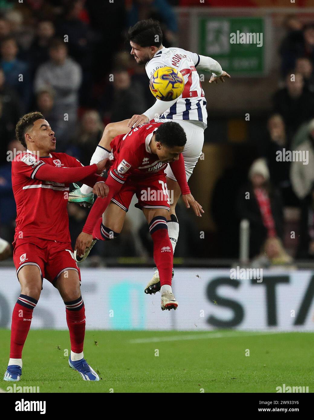 Middlesbrough, Großbritannien. Dezember 2023. Alex Mowatt von West Bromwich Albion stellt sich beim Sky Bet Championship-Spiel zwischen Middlesbrough und West Bromwich Albion am Samstag, den 23. Dezember 2023, im Riverside Stadium in Middlesbrough und Morgan Rogers (l) um einen Kopfball. (Foto: Mark Fletcher | MI News) Credit: MI News & Sport /Alamy Live News Stockfoto