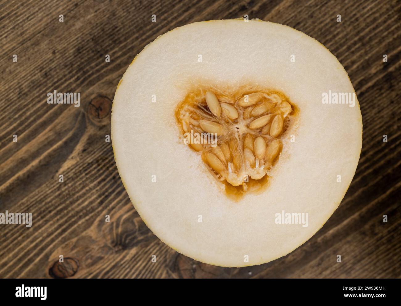 In Scheiben geschnittene süße, hellgelbe Melone, kochen mit goldener Melone in Nahaufnahme Stockfoto