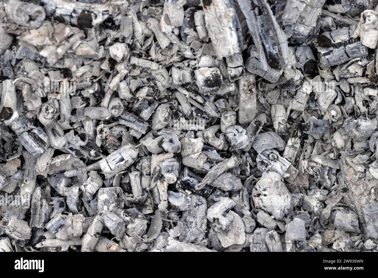 Asche und Kohlen im Feuer beim Kochen von Speisen, ein sterbendes Feuer zum Kochen von Fleisch auf Kohlen Stockfoto