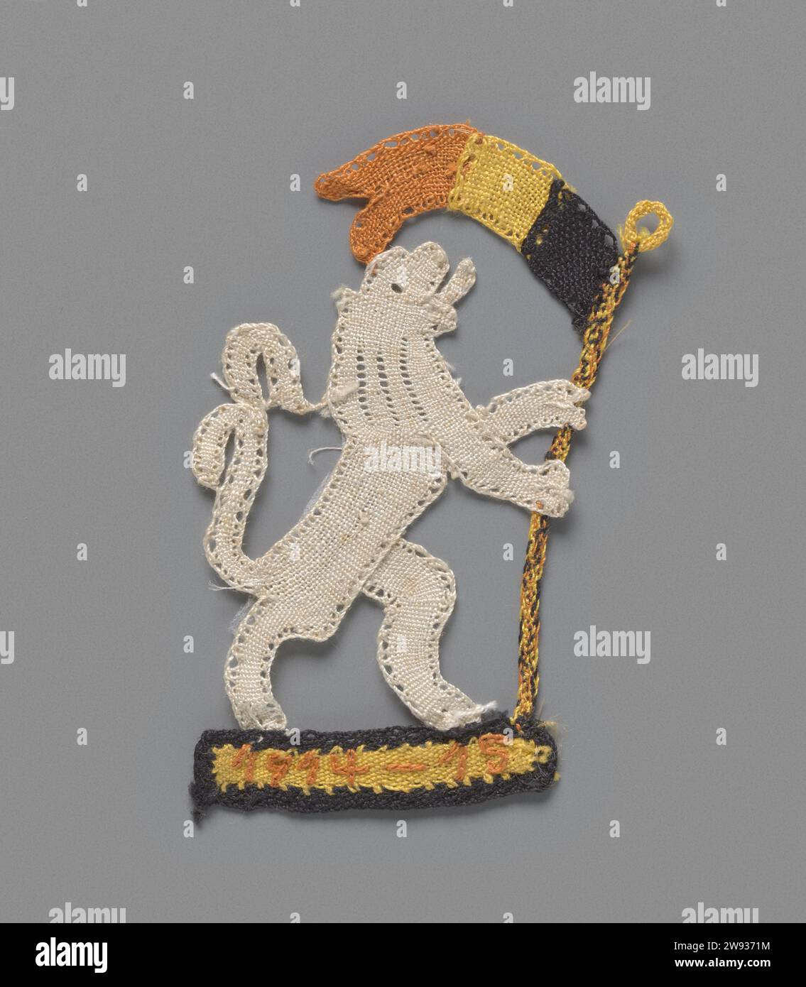 Motiv der farbigen Spule mit dem Löwen von Flandern, Anonym, um 1914 - um 1915 Motiv der natürlichen und farbigen Spule: Kriegsplatte. Das Motiv betrifft den kletternden Löwen von Flandern, der einen Fahnenmast mit der belgischen Flagge in den Farben Schwarz, Gelb und Rot (Braunrot) in vertikalen Gleisen hält. De Leeuw steht auf einem umlaufenden „Sockel“, einem gelben Band mit schwarzem Rand und der Datierung in rot (braun) 1914-15. Belgien Leinen (Material) Spulenspitze Wappenlager, Heraldik. Raubtiere, Raubtiere. Flagge, Farben (als Symbol des Staates usw.) Stockfoto