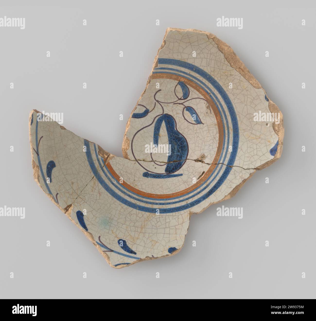 Auszug einer Platte in blau unter der Glasur mit einer Birne gemalt, anonym, 1600 - 1650 Platte (Schalen) Fragment einer Platte in blau und gelb unter der Glasur gemalt mit einer Birne umgeben von konzentrischen Kreisen. Nord-Niederlande-Keramik-Majolica Stockfoto