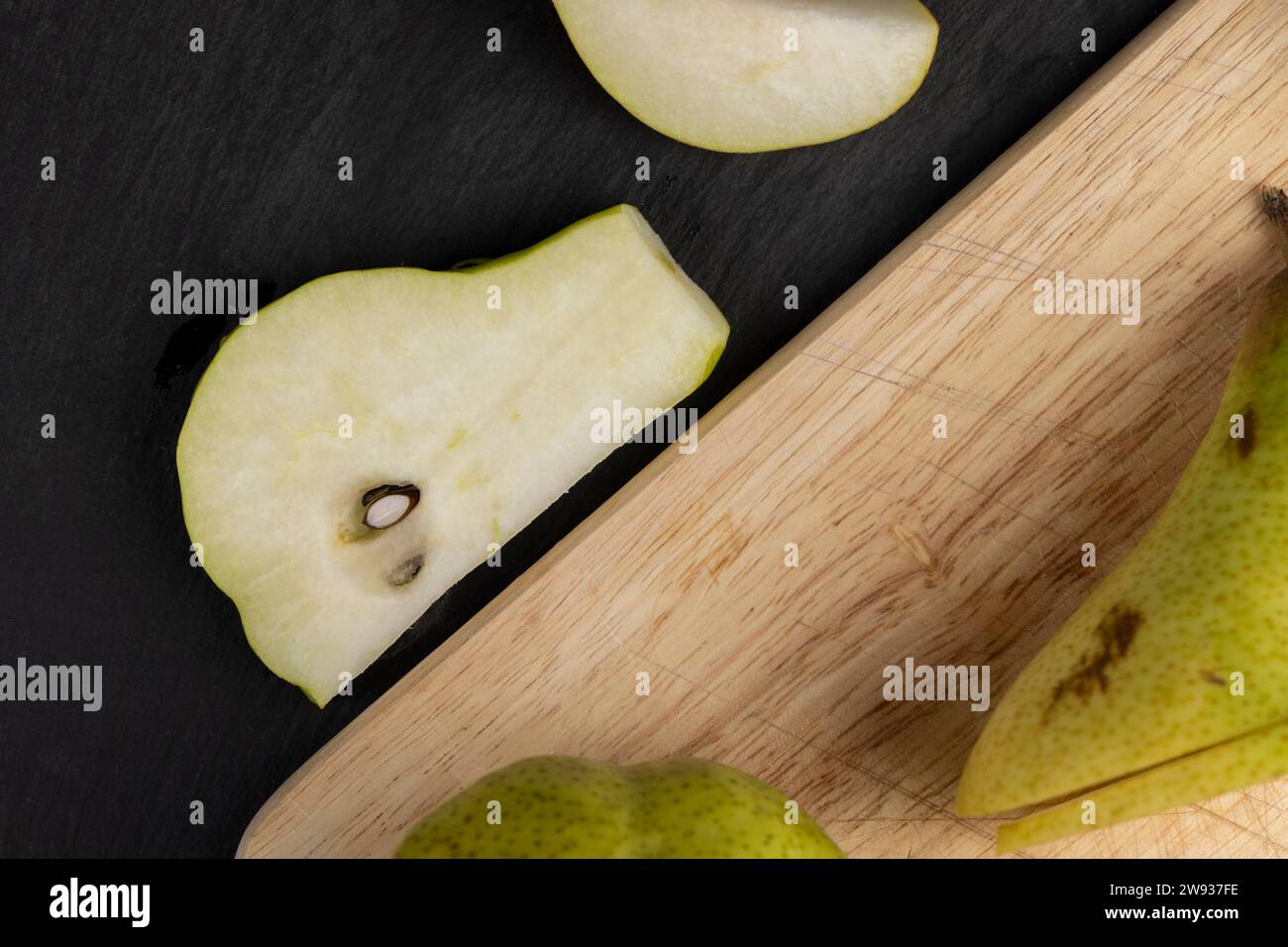 In Scheiben geschnittene reife und saftige grüne Birnen, köstliche Birnen gewaschen und fertig zum Kochen Stockfoto