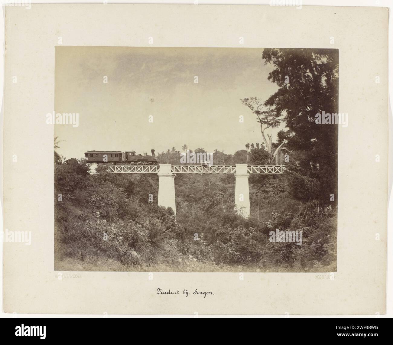 Viadukt in der Nähe von Sengon, Herman Salzwedel, 1880 - 1888 Foto Ansicht des Viadukts oder der Eisenbahnbrücke in der Nähe von Sengon. Ein Zug auf der Brücke. Teil einer Gruppe von 62 Fotos in einer Box mit der Aufschrift „Staatsspoorwegen auf Java“ von 1888. Surabaya fotografische Unterstützung Albumendruck Java Stockfoto