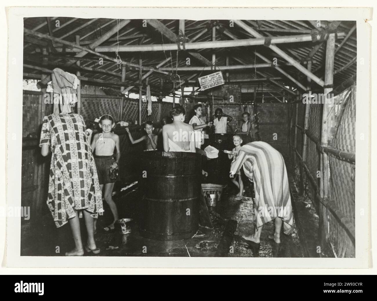 Wasplaats des Internierungslagers in Makassar, Anefo, 1945–1946 fotografieren nach der Befreiung die Waschküche des Internierungslagers in Makassar in Niederländisch-Indien. Während der japanischen Besatzung waren 10.000 Frauen und Mädchen in diesem Lager. Indonesien fotografische Unterstützung Makassar. Indonesien Stockfoto