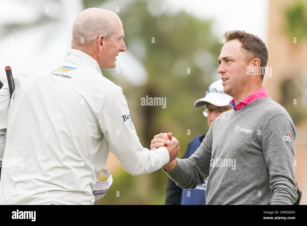 Orlando, Florida, USA. Dezember 2023. Jim Furyk (L) schüttelt Justin Thomas auf dem 18. Green nach der letzten Runde der PNC Championship 2023 im Ritz-Carlton Golf Club die Hand. (Kreditbild: © Debby Wong/ZUMA Press Wire) NUR REDAKTIONELLE VERWENDUNG! Nicht für kommerzielle ZWECKE! Stockfoto