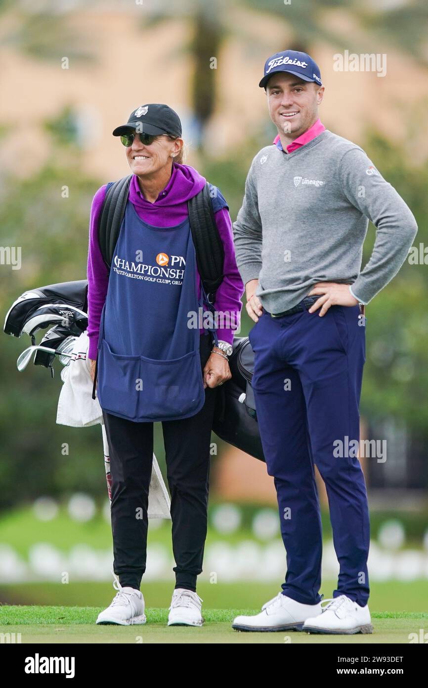 Orlando, Florida, USA. Dezember 2023. Justin Thomas (R) und seine Mutter Jani auf dem 18. Platz während der letzten Runde der PNC Championship 2023 im Ritz-Carlton Golf Club. (Kreditbild: © Debby Wong/ZUMA Press Wire) NUR REDAKTIONELLE VERWENDUNG! Nicht für kommerzielle ZWECKE! Stockfoto