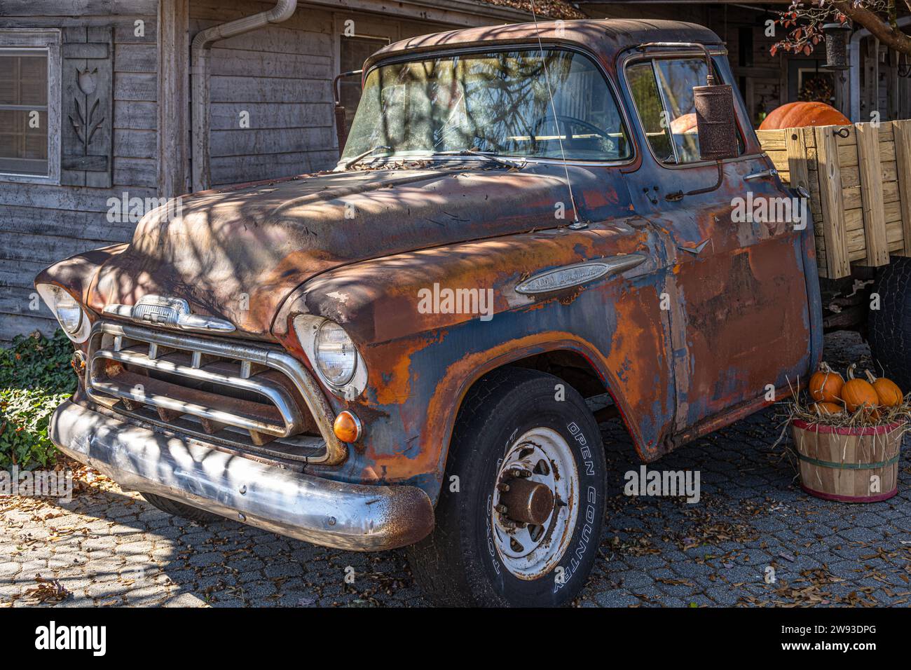 Vintage Chevrolet 3600 Pickup Truck mit Kürbissen bei Fred's Famous Peanuts in Helen, Georgia. (USA) Stockfoto