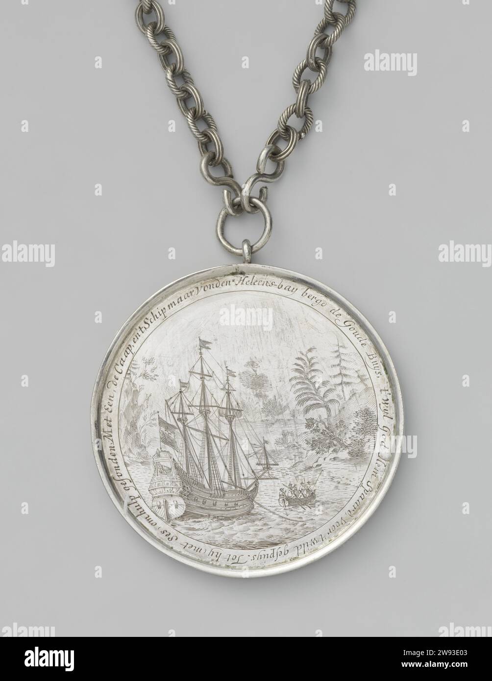 Medaille für Lourens Veijselaar, Überlebender der Katastrophe mit den Gouden Buys, anonym, 1695 Medaille. Geschichtsmedaille Silbermedaille mit Blick auf Kette. Vorne: Landschaft mit Palme vorne rechts vorne mit einem Elefanten unten, in der Mitte eines Flusses, links, auf der anderen Seite des Flusses, sitzt ein Europäer (Veyselaar) inmitten bewaffneter afrikanischer Männer (Choikhoi). Verschiedene Tiere im Hintergrund. Mit Display. Rückwärts: Segelschiff (VOC-Schiff Gouden kauft) und Ruderboot in einer von Bergen umgebenen Bucht (Helena Bay). Mit Display. Die Randtexte stammen vom Juwelier-Dichter Dirk Sche Stockfoto