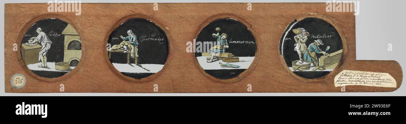 Vier Berufe zum Menselyk Bedryf, Anonym, nach Jan Luyken, ca. 1700 - ca. 1790 vier Gläser in einem hölzernen Stress. Ganz links: 'Eine Bäckerei', mit Teig kneten und einem Backofen hinter ihm. Rechts: 'Ein Schneider', der auf dem Tisch sitzt und mit dem Nähen einer Jacke beschäftigt ist. Rechts davon: "Ein Zimmermann", der auf einem Balken sitzt und mit Hammer und Meißel bearbeitet. Ganz rechts: "Ein Maurer", mit Kelle, die an einer niedrigen Wand neben einem Eimermörtel kniet, und im Hintergrund ein anderer Mann, der Material in einem Korb liefert. Niederlande Glas. Holz (pflanzliches Material). Eiche (Holz). Ölfarbe (Schmerzen Stockfoto
