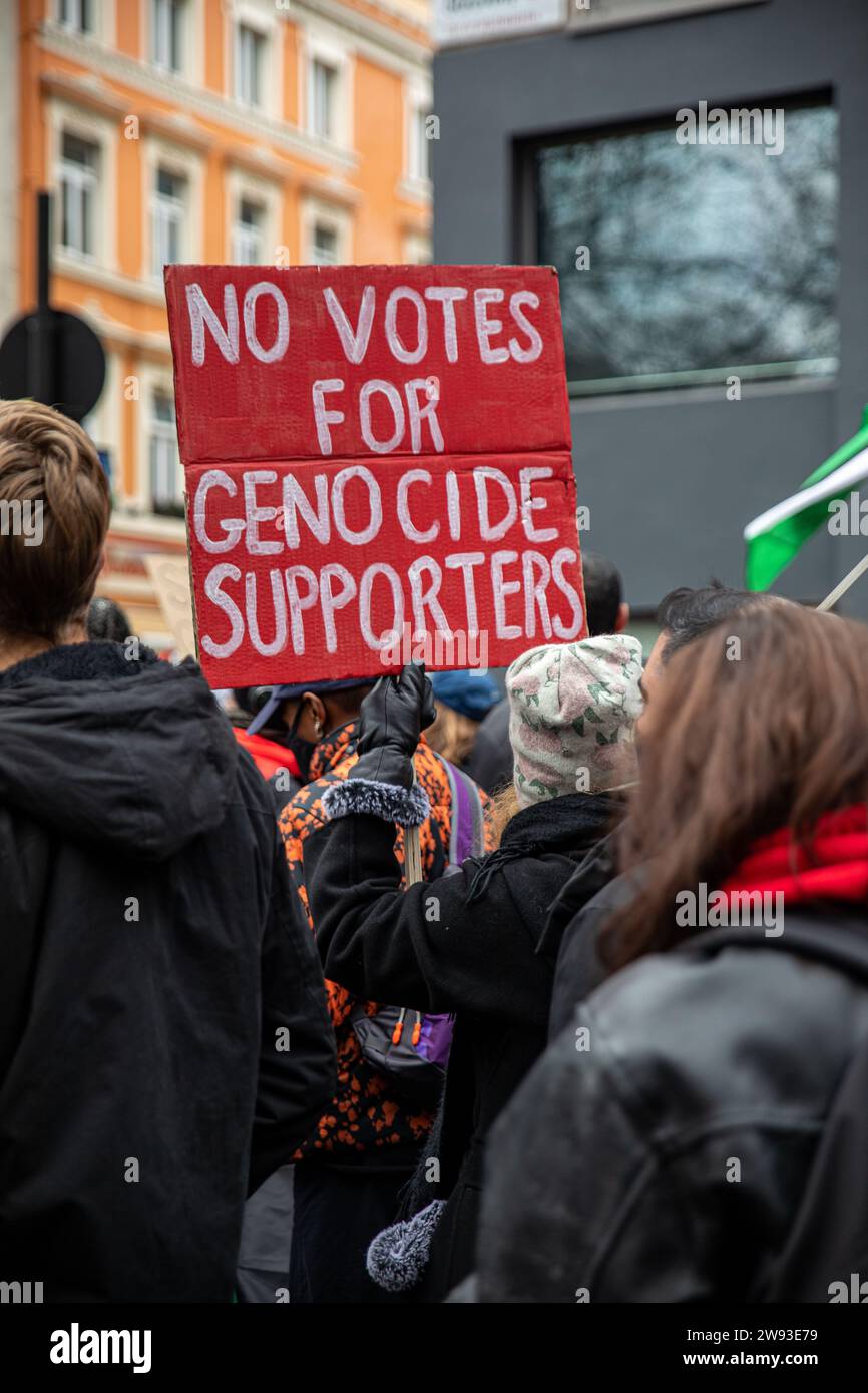 London, Vereinigtes Königreich - 16. Dezember 2023: Protest pro Palästina auf der Oxford Street. Stockfoto