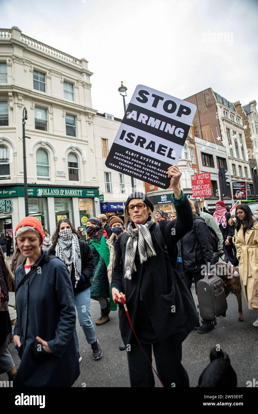 London, Vereinigtes Königreich - 16. Dezember 2023: Protest pro Palästina auf der Oxford Street. Stockfoto