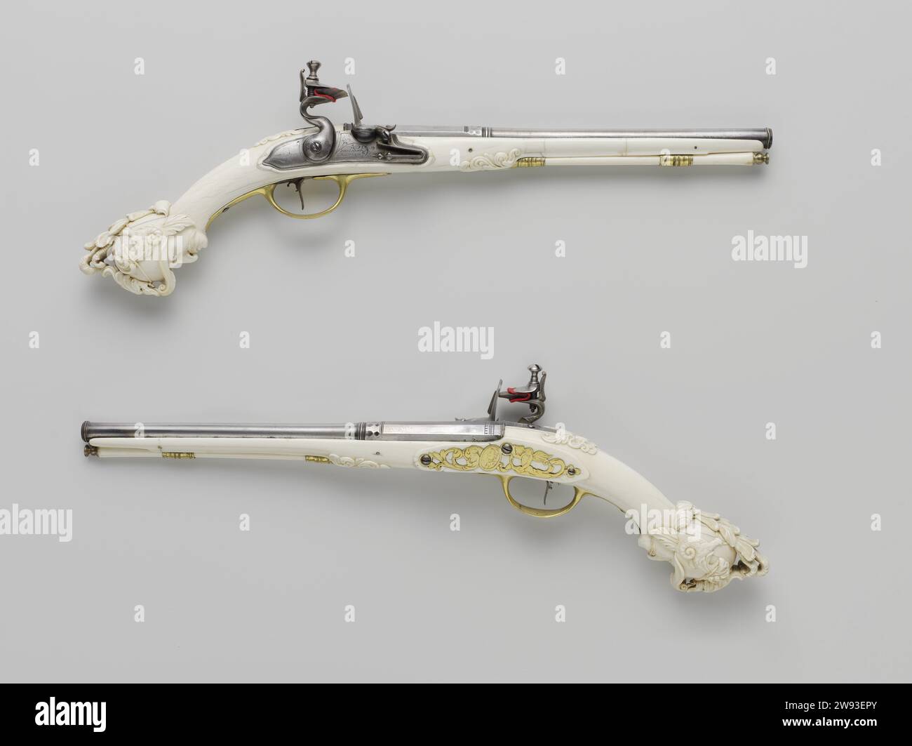 Feuersteinpistole mit elfenbeinfarbenem Vorderteil, Jean Louroux, ca. 1665 Feuersteinpistole Teil eines Paares. Auf dem Schlossschild sind ein Vogel, ein Blatt und eine Signatur graviert. Die Flammenschlaufe hat eine doppelte Reihe von Hohlräumen mit einem Ring und einem Trumpf-Ring. Der Elfenbeinkolben wird aus einem Stück geschnitten und unter anderem mit Blattreben verziert; der große Pumpknopf ist als Kopf eines Schnurrbartkämpfers mit einem klassischen Helm mit Helmwald, einem Drachenkopf mit Blättern auf der Oberseite und auf beiden Seiten Proben geschnitten, die durch ein Seil im Schnabel miteinander verbunden sind. Abgesehen von der eisernen Traktorplatte, der Ba Stockfoto