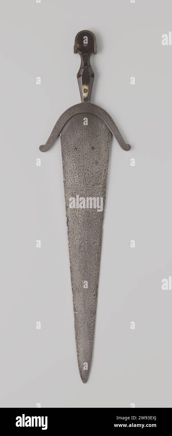 Kurzes zweischneidiges Schwert, anonym, ca. 1500 - ca. 1550 Schwert kurzes zweischneidiges Schwert aus Eisen, sogenanntes Oxtong oder Cinquedea. Auf der Dreiecksklinge auf einer Seite kreuzt Maltheser zwei nebeneinander. Der Bügeleisengriff ist mit Horn mit Hoorn bedeckt, während der Knopf einen magnetischen Teig trägt. Der Pare-Balken ist halbförmig nach unten und endet auf beiden Seiten mit einem flachen Knopf. Deutschland Eisen (Metall). Hupe (tierisches Material) Stockfoto