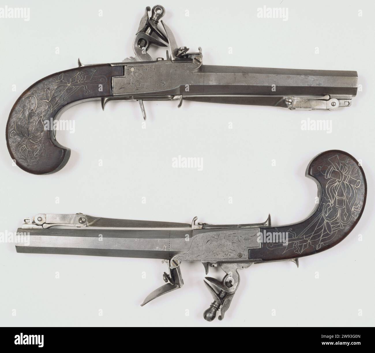 Feuerstein-Pistole mit Bajonett, Teil eines Paares, anonym, ca. 1599 - ca. 1799 Feuerstein-Pistole Feuerstein-Pistole, Teil des Drehmoments, mit eisernem glattem achteckigem Lauf. Plattenteller mit eingraviertem Waffentrophäen, stehendem Feuerstahl und eisernem Hahn. Der Kolben ist aus Holz und hat an den Seiten eine Kanonenfigur, Trommeln und Banner in einem Silberfaden. Die Kolfhals ist gerippt. Unter der Schlaufe ein faltbares Bajonett, das an einem Scharnier am Ende des Zylinders befestigt ist. Keine Traktorhalterung, ein Traktor mit geradem Falz unter der Sicherungsplatte. West-Europa-Kolf: Silberfaden. Schlitz, Schlaufe: Eisen (Metall). kolf: Holz (Pflanzenmatte Stockfoto