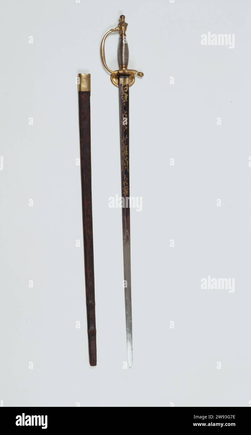 Degen mit Scheide von J. M. Foot, anonym, ca. 1800 - ca. 1855 Schwert Degen mit Lederscheide. Griff, feuervergoldet und verziert. Der Griff besteht aus einem Knopf, einer vorderen Halterung, einer halben Elternstange und zwei Unebenheiten, von denen einer zusammenklappbar ist. Der Holzgriff ist teilweise mit Platteneisen bedeckt. Mit Eisenschlag, Feuergalvanie, geätzter Klinge mit Graben. Eiserne Ummantelung mit feuerbeständigem Kupferoberteil- und Mittelreifen mit Tragringen und Ditoknopf. West-Europa Kling: Eisen (Metall). Griff: Kupfer (Metall). Griff: Silber (Metall). Schede: Lederstich West-Europa Stockfoto