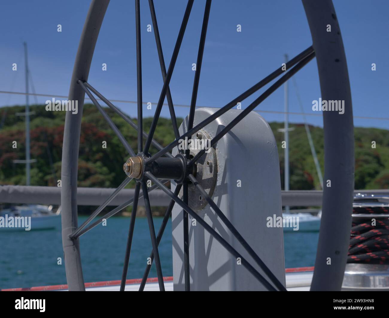 Lenkrad mit großem Durchmesser an der Hafenseite eines Rennsegelbootes mit rutschfester Oberfläche. Standort: Neuseeland Stockfoto