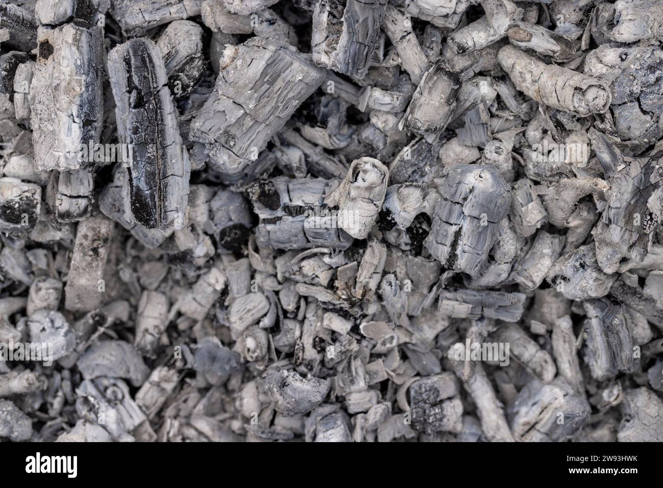 Asche und Kohlen im Feuer beim Kochen von Speisen, ein sterbendes Feuer zum Kochen von Fleisch auf Kohlen Stockfoto