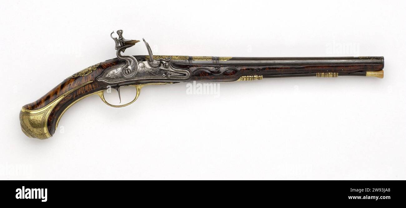 Feuerstein Gun, Pierre de la Haye, 1680 - 1690 Feuerstein Pistole das Schloss ist mit Lob verziert, sowohl im Relief gemeißelt als auch graviert, einschließlich eines Dreizacks oder einer Lilie, und trägt eine Signatur. Die Schleife ist durch drei Ringe geteilt, von denen einer um den Trompen herum ist; kein Sehgerät; die Schleife ist flauschig und oben mit goldenen Arabesken um den sitzenden Gott Mars und Jagdszenen verziert; unten mit einem Mikrofon markiert. Der Kolben aus Karotten-Knotwood wird einfach geschnitten. Der goldgelbe Unterkunftsteig besteht aus zwei Loading Stokkokern, einer Schraubplatte mit Ajour-verarbeiteten Locken mit einer Jagdszene, einer unverzierten Stockfoto