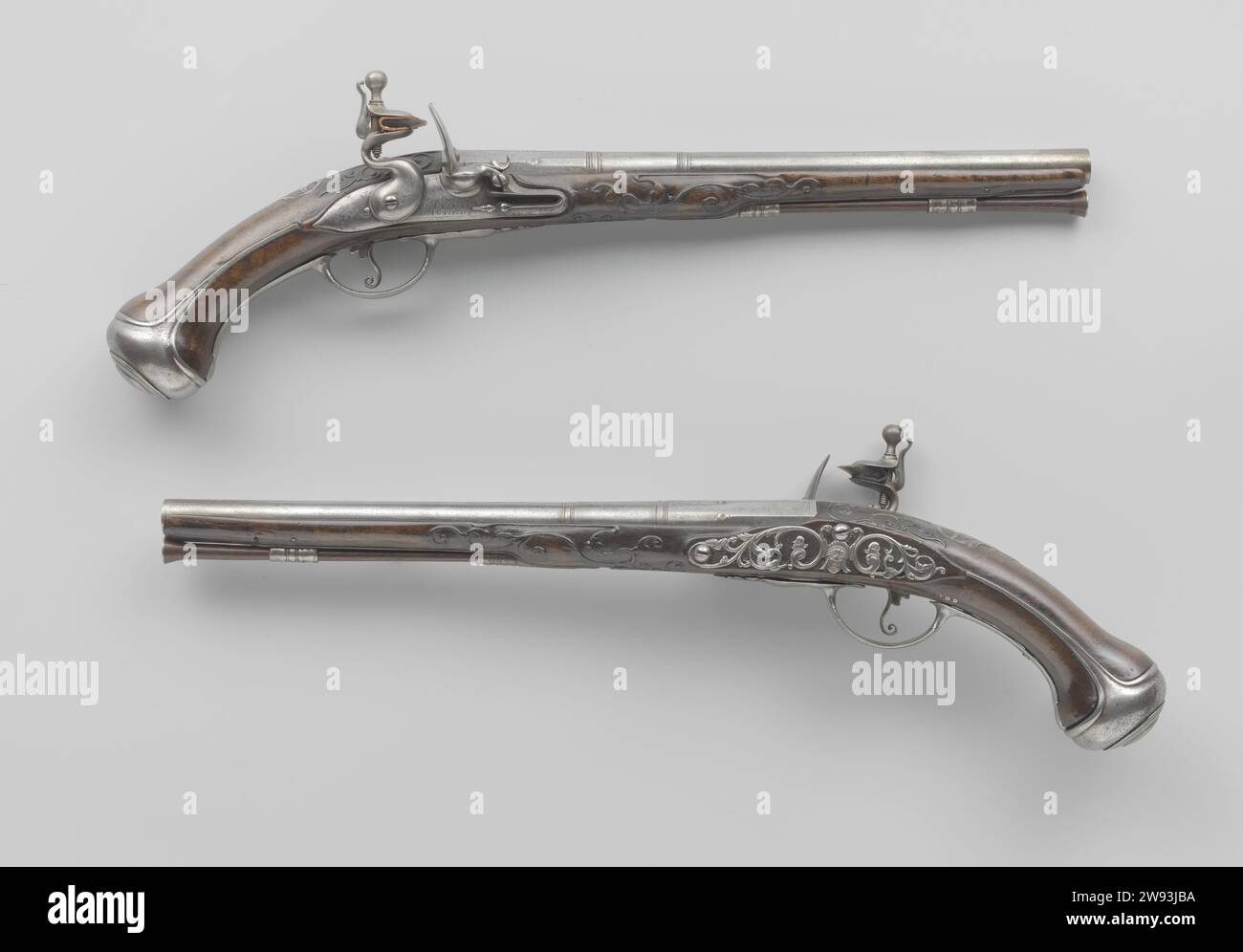 Feuersteinkanone, Gerrit Lasonder (II), ca. 1690 Feuersteinpistole Teil eines Paares. Das Schlossschild ist mit Blütenzweigen und einer Signatur versehen. Der Lauf ist auf der Rückseite mit dem Wapen van Utrecht markiert, mit der gleichen Signatur wie das Schloss und auf der Unterseite mit einer Marke in Form eines gekrönten Herzens eingeprägt. Der Kolben wird unter anderem mit Lockenarbeit geschnitten. Der Eisenteig besteht unter anderem aus einer Ajour-bearbeiteten Daumenplatte aus symmetrischen Locken, einer Ajour-bearbeiteten Schraubenplatte mit symmetrischen Blattgefäßen um eine groteske Maske unter dem Schlitzbolzen und einer Unprozesse Stockfoto