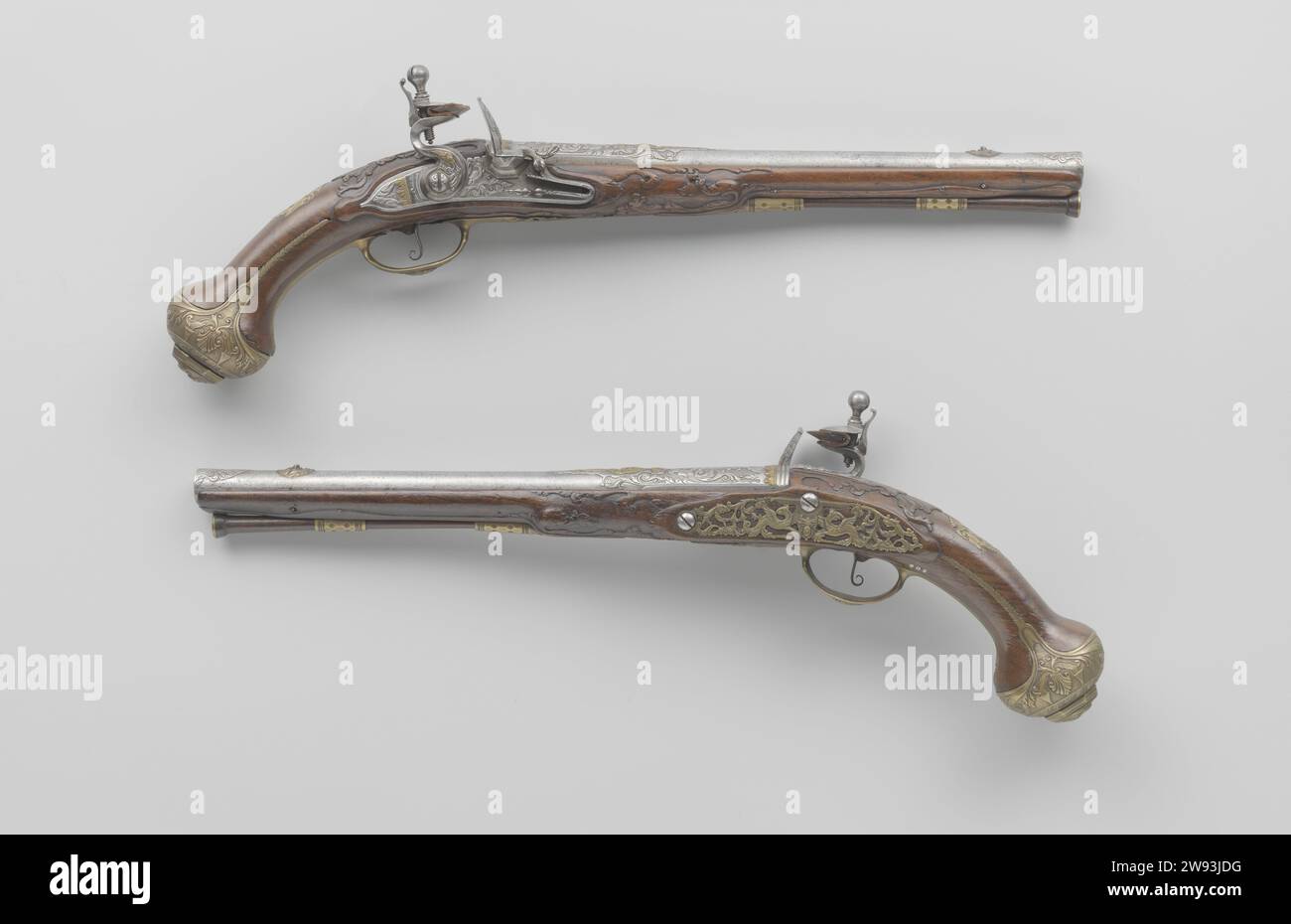 Flint Gun, Barend Penterman, ca. 1720 - ca. 1725 Flintlock Gun. Rahmenteil eines Paares. Das Schloss ist mit gemeißeltem Relief verziert, teilweise auf körnigem Hintergrund und teilweise mit einem Lader bedeckt; der Hahn ist mit einem gelben Kopf mit einem Diadem-ähnlichen Kopfschmuck verziert; das letzte Schild ist mit Utrecht und einer Marke in Form eines gekrönten Herzens versehen; und auf der Innenseite mit einem H. markiert ist die Schlaufe auf der Rückseite mit dem Wapen van Utrecht und auf der Unterseite wieder mit dem Wapen van Utrecht und einem gekrönten Herz eingeprägt; verziert wie das Schloss, bei dem das zentrale Motiv ein Farbkolben ist Stockfoto