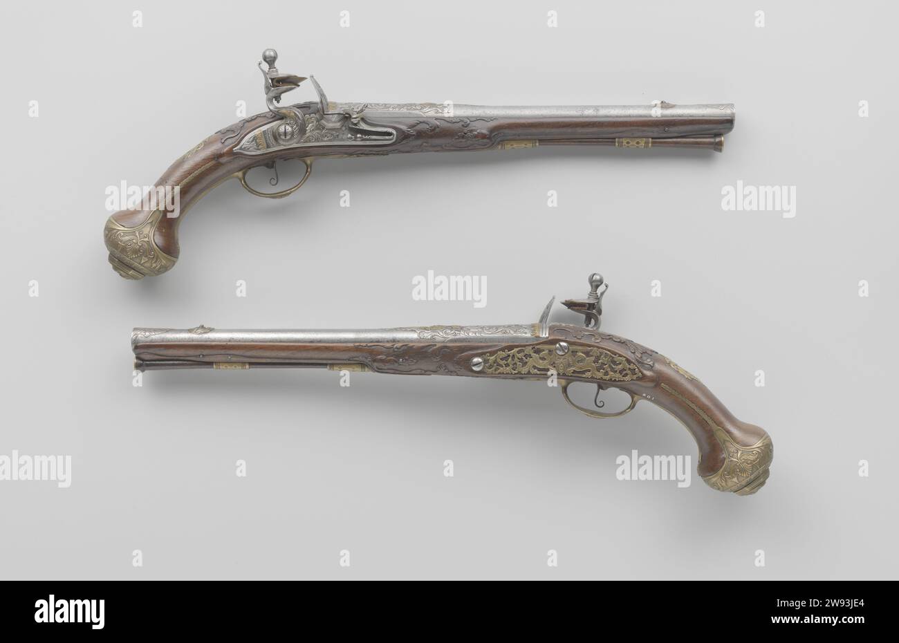 Flint Gun, Barend Penterman, ca. 1720 - ca. 1725 Flintlock Gun. Rahmenteil eines Paares. Das Schloss ist mit gemeißeltem Relief verziert, teilweise auf körnigem Hintergrund und teilweise mit einem Lader bedeckt; der Hahn ist mit einem gelben Kopf mit einem Diadem-ähnlichen Kopfschmuck verziert; das letzte Schild ist mit Utrecht und einer Marke in Form eines gekrönten Herzens versehen; und auf der Innenseite mit einem H. markiert ist die Schlaufe auf der Rückseite mit dem Wapen van Utrecht und auf der Unterseite wieder mit dem Wapen van Utrecht und einem gekrönten Herz eingeprägt; verziert wie das Schloss, bei dem das zentrale Motiv ein Farbkolben ist Stockfoto