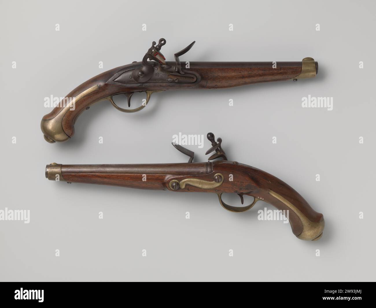 Feuerstein Kavaleriepistool Staatse Army, Königliche Gewehrfabrik Culemborg, 1785–1795 Feuerstein-Pistole Kavaleriepistool für die Staatsarmee nach russischem Vorbild; hergestellt in der Nationalen Waffenfabrik in Culemborg; Teil eines Paares. Das Schloss ist tadellos; die letzte Platte ist mit Kulenborg unter einer Krone eingestanzt. Die Schlaufe ist auf der Rückseite mit der Culemborg-Waffe eingestanzt; bestätigt durch zwei vertikale Schrauben, eine am Ende der Schlaufe, die andere durch den Reifen am Tromp. Der Kolben hat eine konische Vorderseite ohne Nut vor der Kommode; eingestanzt mit PF, NC und F. Stockfoto