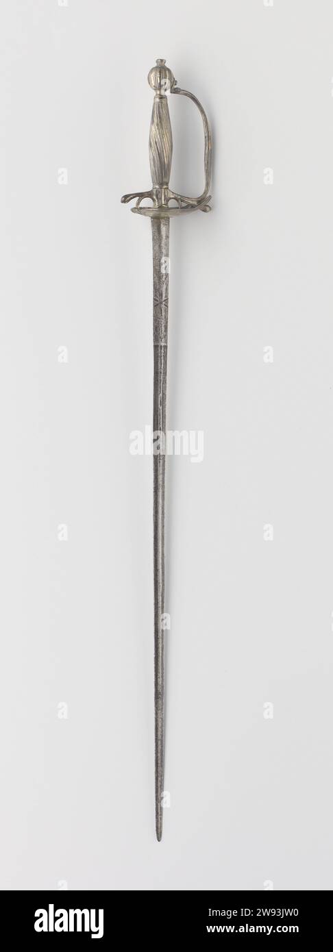 Sierdegen für ein Kind, Gerrit Hoying, ca. 1750 Kleinschwert der „Stiefel“ ist aus gegossenem Silber im Faltstil gefertigt und mit den Buchstaben GH eingestanzt. Die Klinge ist begrenzt und hat einen ovalen Querschnitt, der in sechseckige verläuft; die Oberseite ist mit Arabesken, geflochtenen Motiven und einer Platte mit Putto eingeätzt und mit einer Blume und zwei Paternostern gemeißelt. Amsterdam Silber (Metall). Eisen-(Metall-)Guss/Ätzen Stockfoto