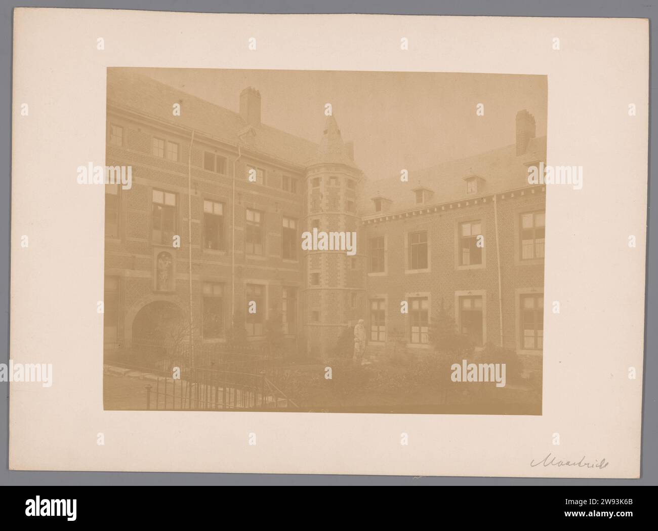 Ansicht des Turms von 1682 bei den Schwestern unter dem Bogen in Maastricht, Anonym (Monumentenzorg) (zugeschrieben), 1898 Fotografie Maastricht fotografischer Träger. Pappe Albumendruck Abtei, Kloster, Kloster ~ römisch-katholische Kirche. Teile der Außenfassade und der Nebengebäude der Kirche: turmschwestern unter den Bögen, Kloster der Stockfoto