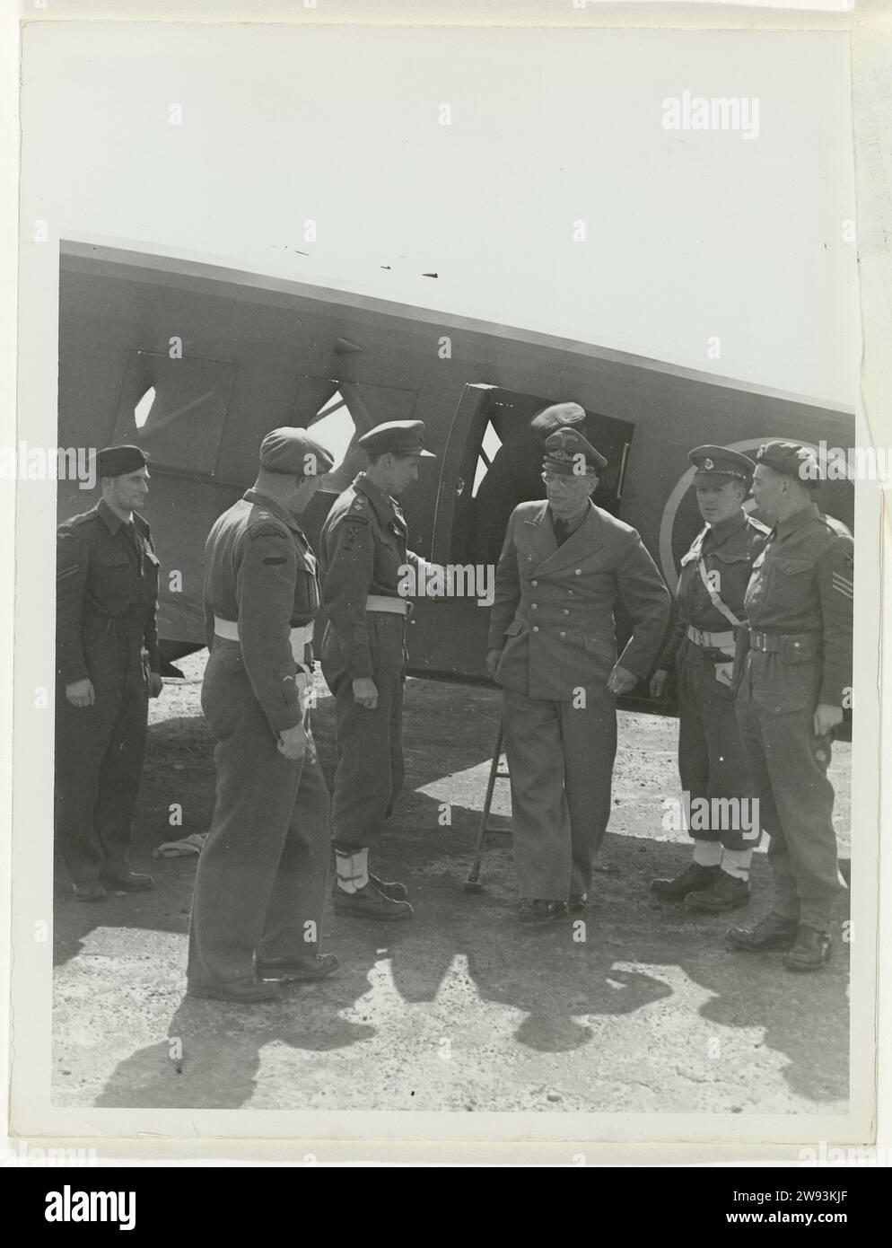 Seyss-Inquart als Gefangener der kanadischen Armee, 1945 dokumentarische Fotografien Seyss-Inquart wird als Gefangener der Kanadier mit dem Flugzeug in die Niederlande gebracht. Er steht vor dem Flugzeug, umgeben von fünf Soldaten. Niederlande Fotounterstützung Niederlande Stockfoto