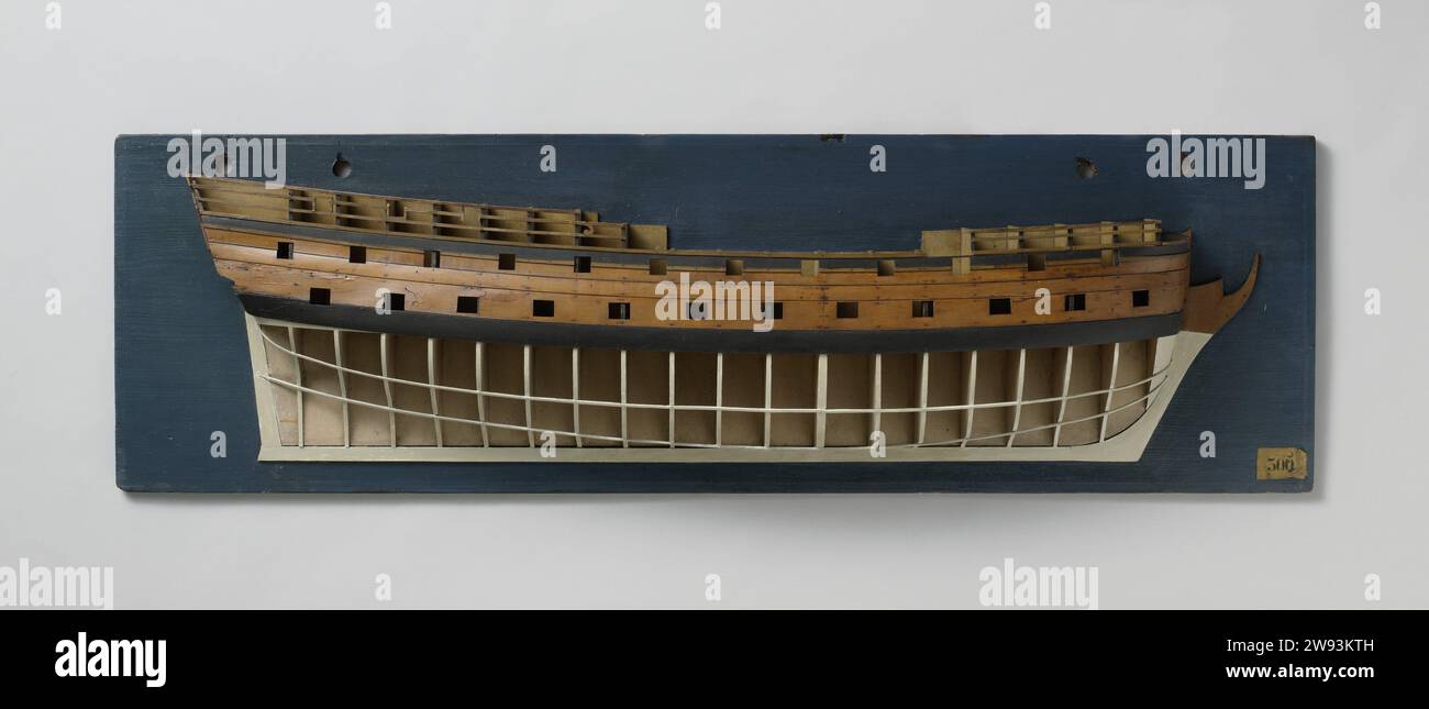Halbmodell eines Linienschiffs mit 64 Kanonen, ca. 1782 Schiffsmodell. Halbmodell Polychromatiertes Formmodell (Steuerbord). Die Masten sind nicht gekennzeichnet. Ein markantes Element dieses Modells ist der doppelt dicke große Traversen. Sieben und zwanzig Geschütztore verteilen sich auf drei Decks; die Haut des unteren Deck und des Kopfdecks ist geschlossen und es gibt eine horizontale Form auf der Ebene des unteren Deck; Läusehaufen. Hol dir Spiegel, hohlwulf, keinen Zaun, Seitengalerie oder Ruder; Kiel mit Hieling. Der Zeeg erhebt sich an beiden Enden, zwei Bergwälder und wieder. Es gab zwei kim-Linien. Skala ca. 1:48 (abgeleitet). Niederlande Holz (Pflanzenmaa Stockfoto