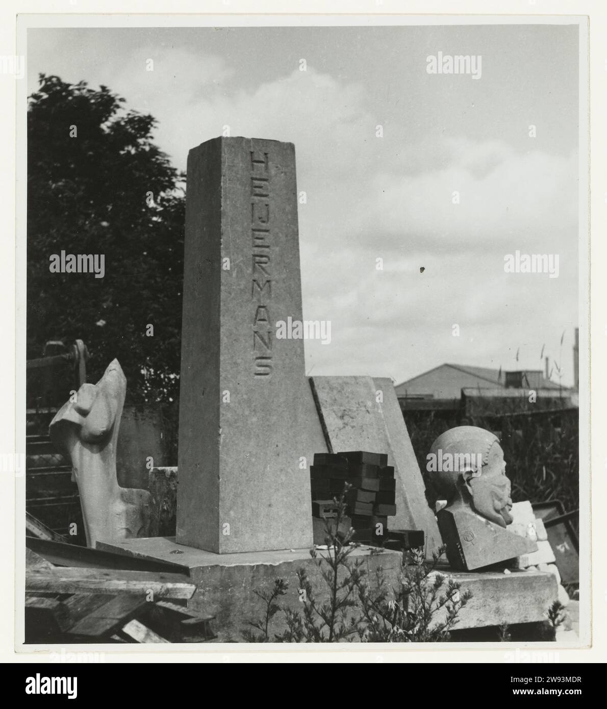 Zerstörtes Bild des Dramatikers Herman Heijermans, 1940–1964 Dokumentarfotografien Mendes da Costa machte den Dramatiker Heijermans zu einer Porträtbüste, die im Vondelpark platziert wurde und am 22. November 1929 von Alderman Wibaut enthüllt wurde. Dann wurde das Bild so zerstört, dass es ersetzt werden musste. Die neue Version des Bildes wurde in der Leidsebosje platziert. In den ersten Jahren der Besatzung wurde es schwer beschädigt, auf dem die Gemeinde die Statue aufbewahren ließ. Frank de Miranda, ein Schüler von Mendes da Costa, wurde angewiesen, das Bild wiederherzustellen. Das ist nicht möglich, und die Miranda fragt Stockfoto