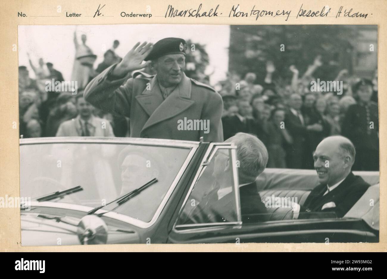 Montgomery im befreiten Amsterdam, 1945 Dokumentaraufnahmen der englische Feldmarschall Montgomery fährt mit dem offenen Auto in Amsterdam ein und wird dabei vom massiv anwesenden Publikum überschwänglich begrüßt. Amsterdam fotografische Unterstützung Amsterdam Stockfoto