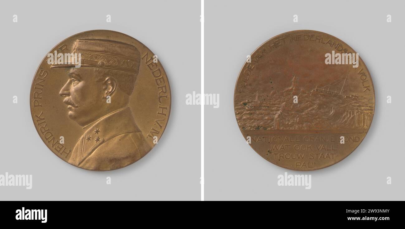 Prinz Hendrik und der Untergang der SS Berlin, 1907 Medaille Bronze Medaille. Vorne: Männerbüste (Prinz Hendrik) und Profil links, in Uniform mit drei Sternen am Kragen und Hut (kleine Uniform mit Nachtschau) innen. Umgekehrt: Woeste Sea, von Land aus gesehen, mit Hafenkopf und Leuchtturm, mit einem großen Schiff rechts ein großes Schiff (SS Berlin) und links zwei kleinere Schiffe, mit Wechsel und Unterschrift. Niederlande Bronze (Metall) Streikende (Metallbearbeitung) Schiffswrack Hoek van Holland Stockfoto